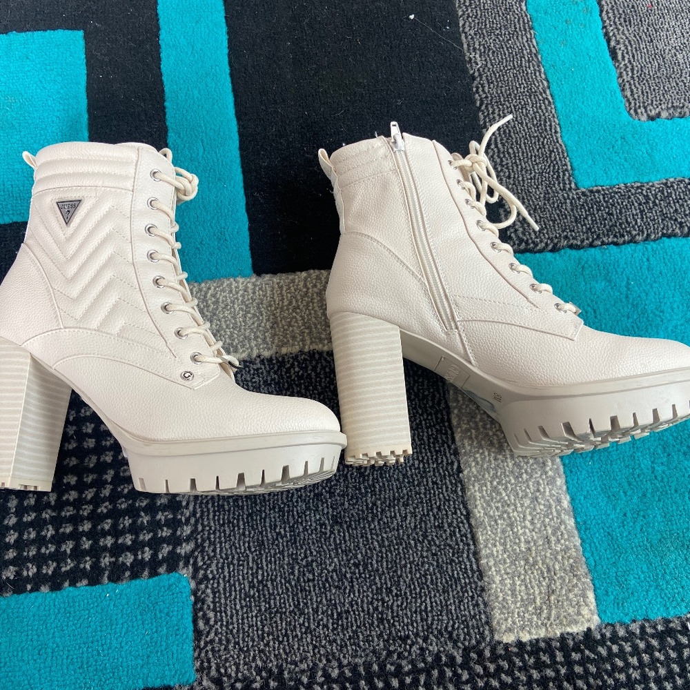 USED: Woman Guess heel boots size 9